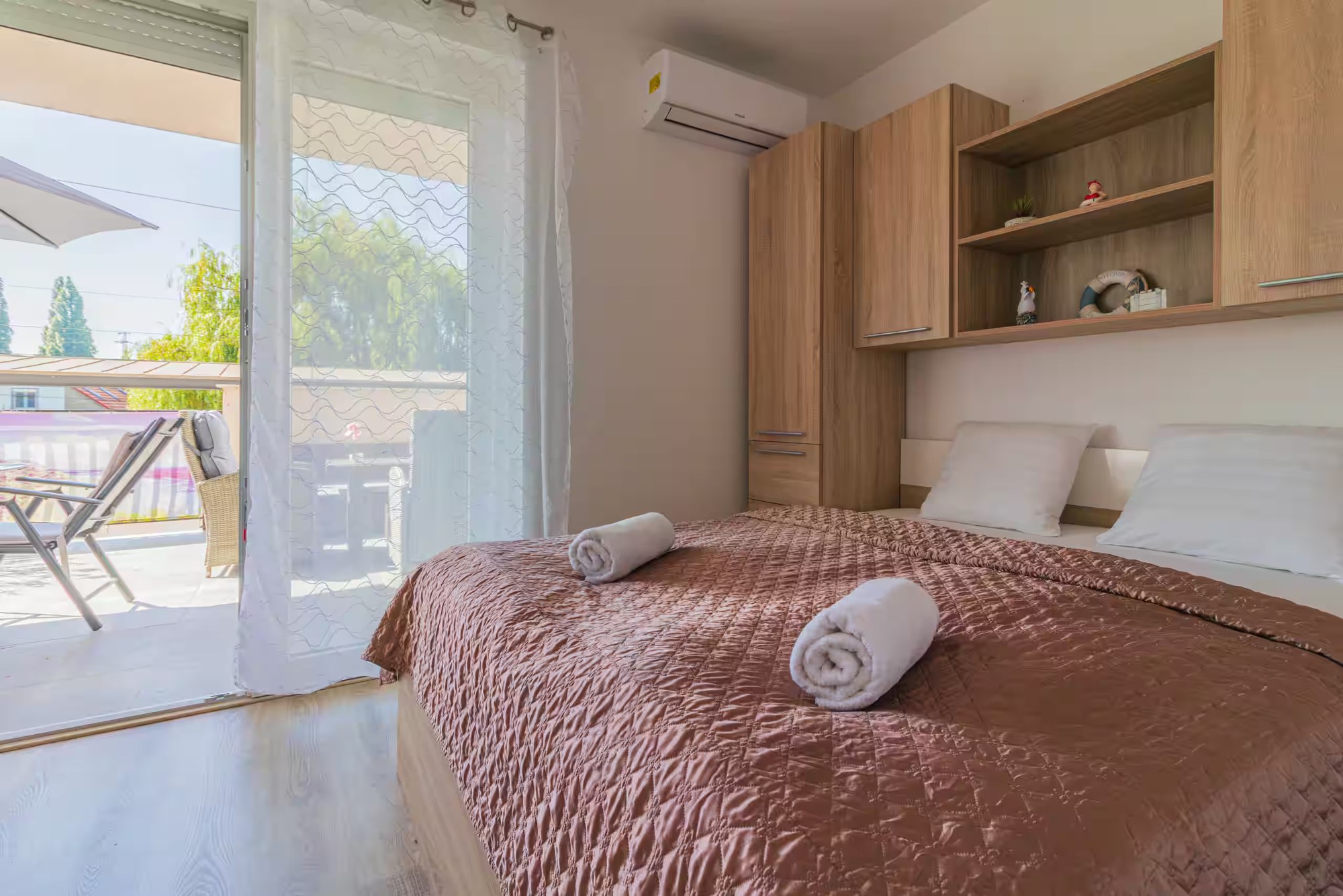 Schlafzimmer mit Doppelbett in der Lelle Terazza, mit direktem Zugang zur Terrasse