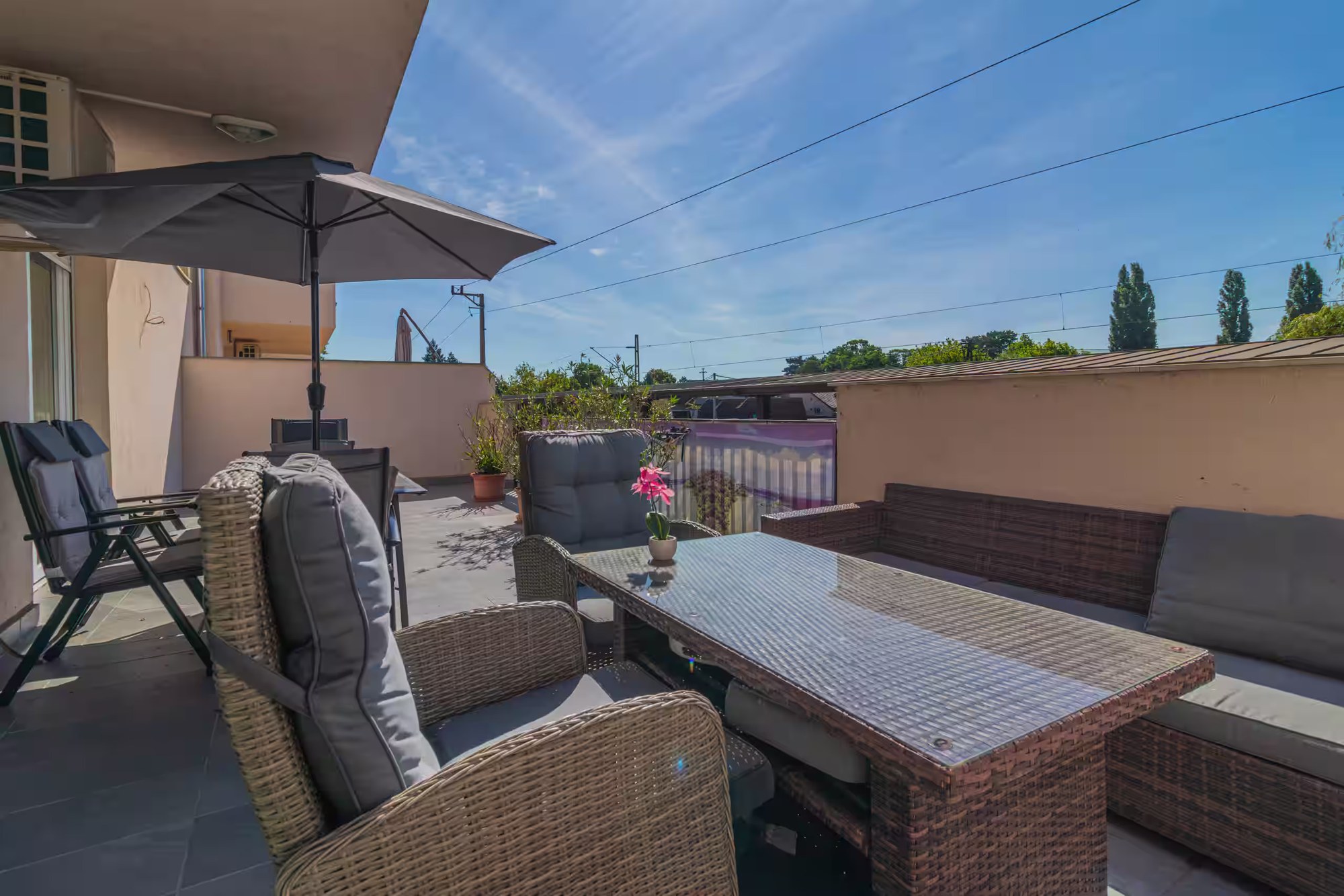 Geflochtene Gartenmöbel und Tisch auf der Terrasse